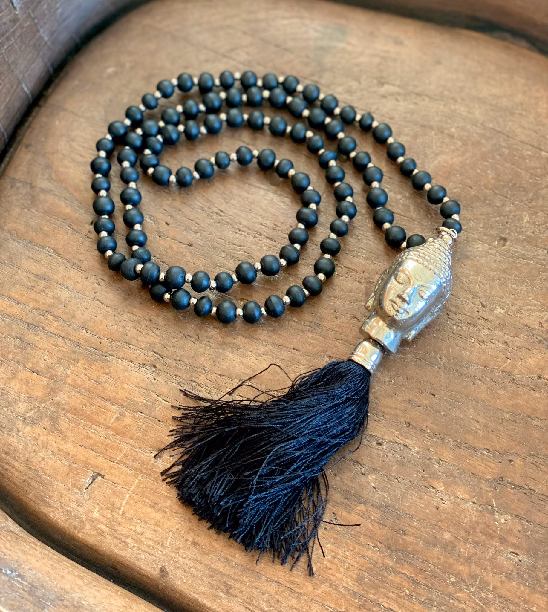 Svart mala med Buddha