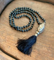 Svart mala med Buddha