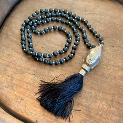 Svart mala med Buddha
