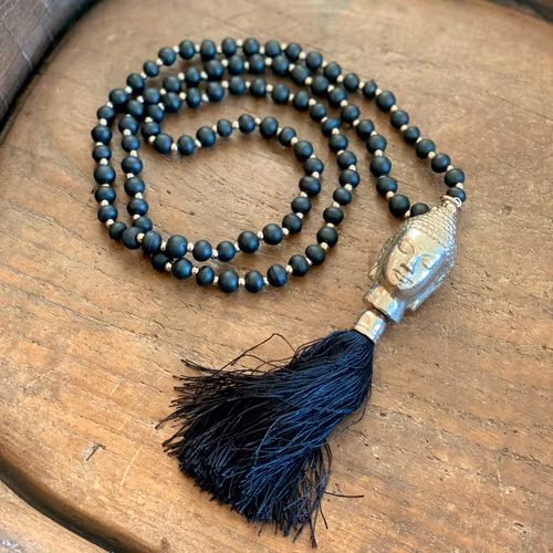 Svart mala med Buddha