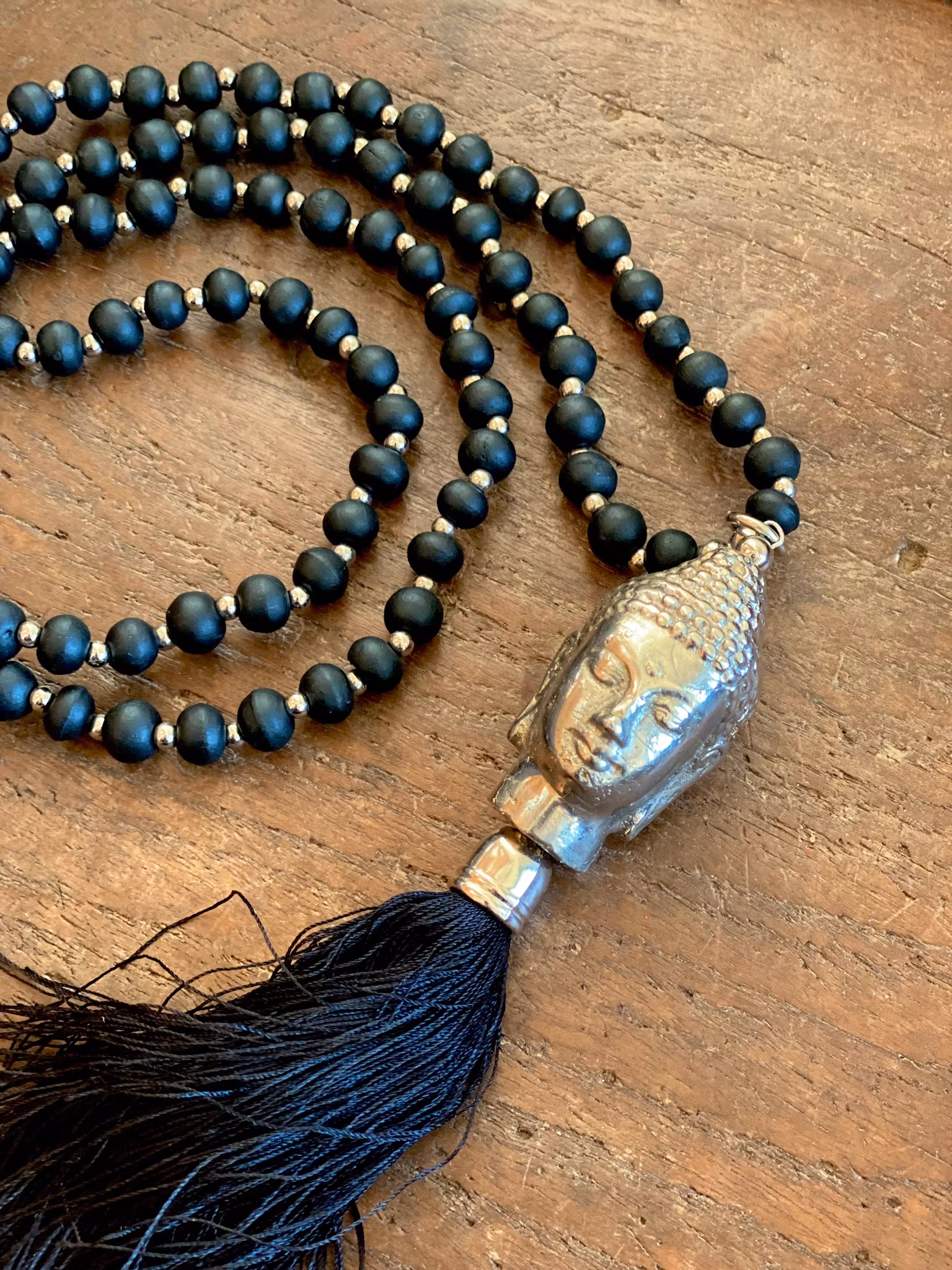 Svart mala med Buddha