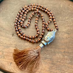 Brun mala med Buddha