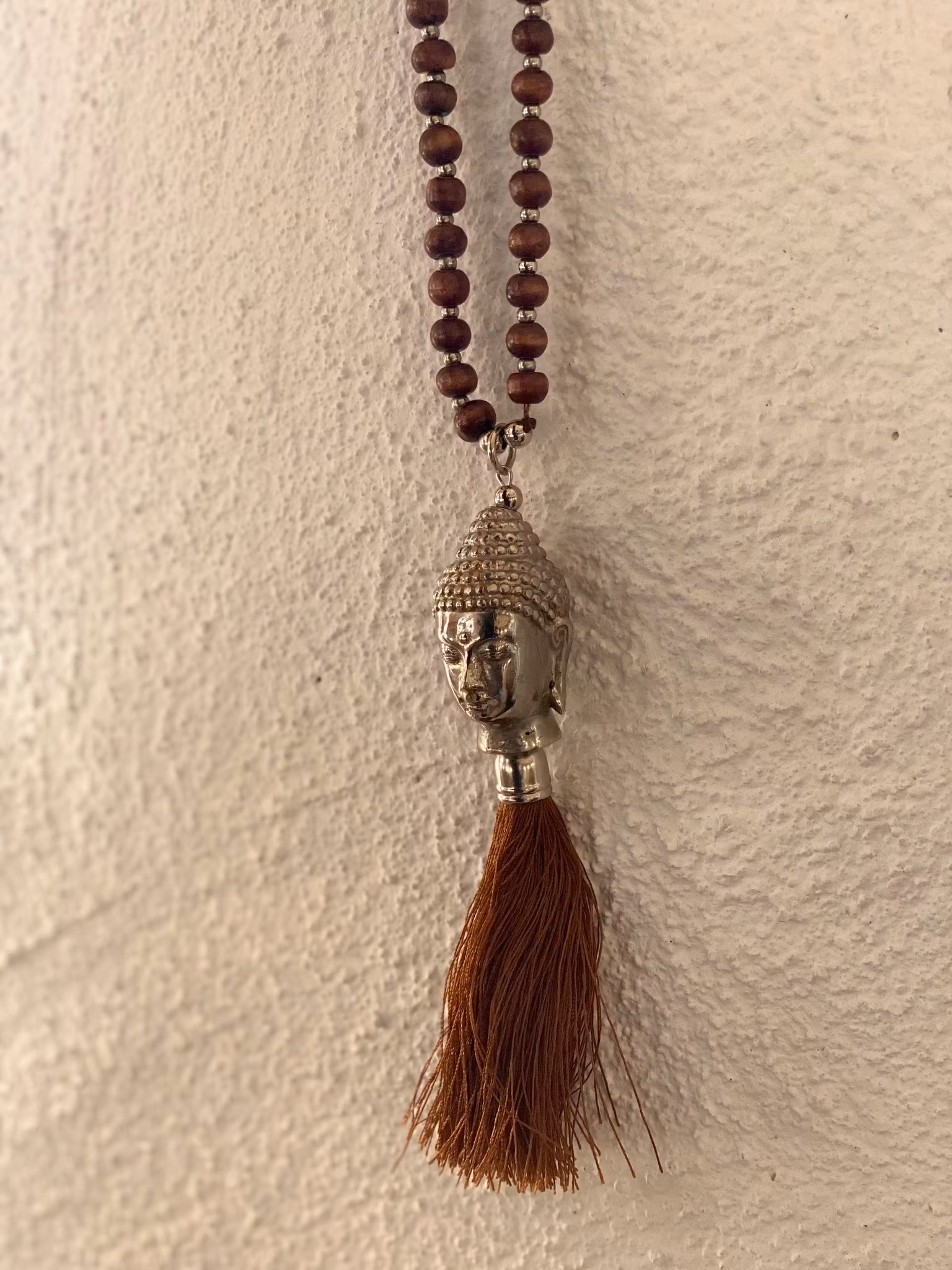 Brun mala med Buddha
