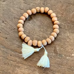 Träarmband med vit tofs