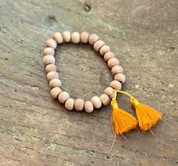 Träarmband med saffran tofs