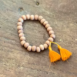 Träarmband med saffran tofs