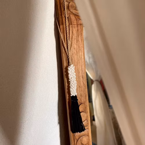 Deco med vita snäckor och svart tofs