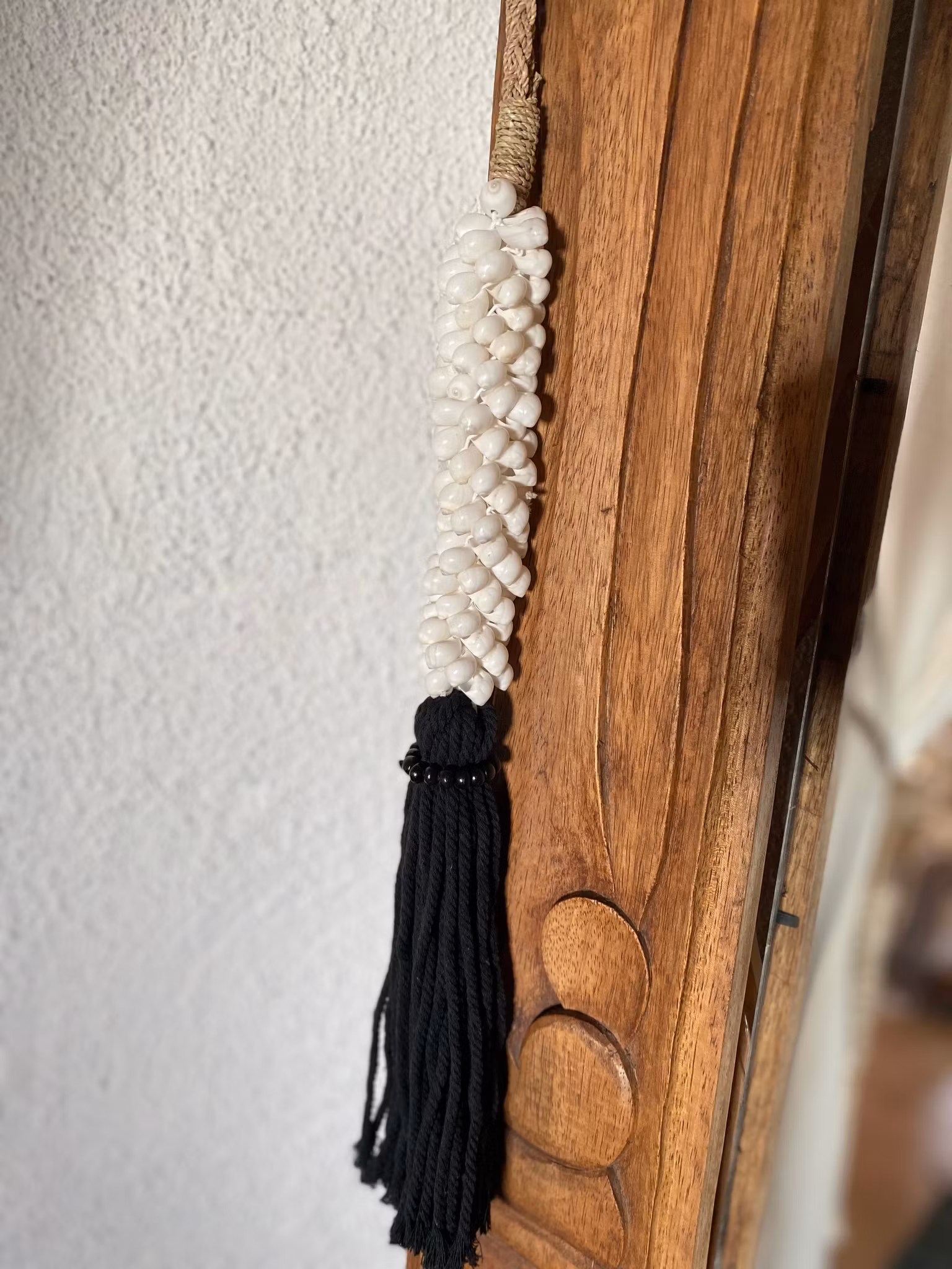 Deco med vita snäckor och svart tofs