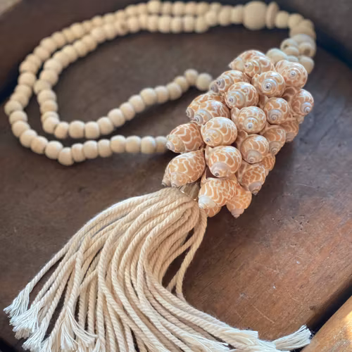 Deco halsband med träpärlor och snäckor