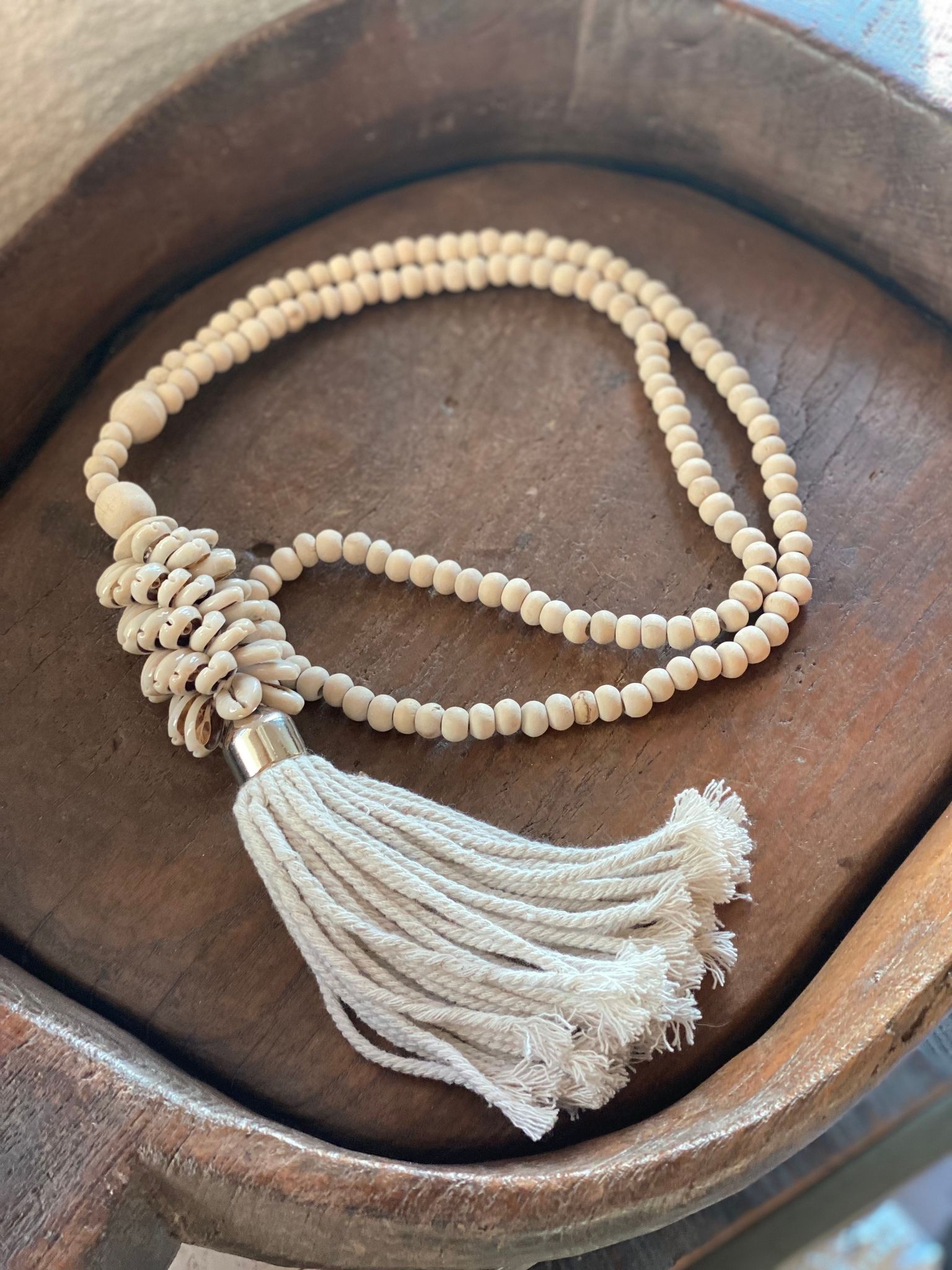 Halsband/gardinomfång med cowry snäckor