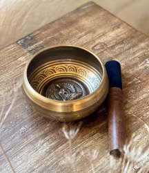 M sjungande skål med Buddha