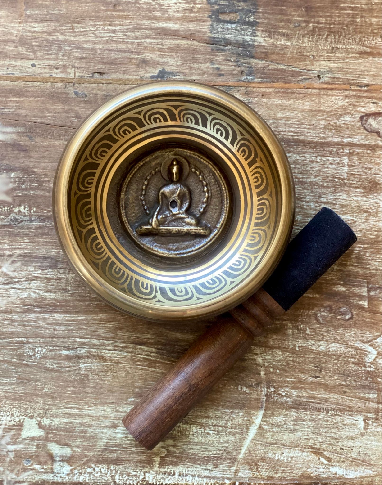 M sjungande skål med Buddha