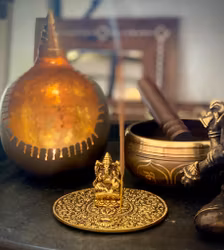 Rökelsehållare guld fat med Ganesha