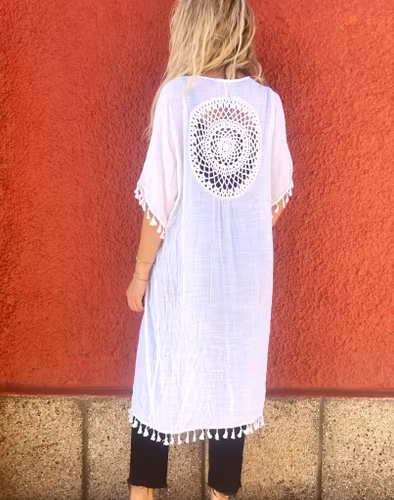 Vit poncho med broderier