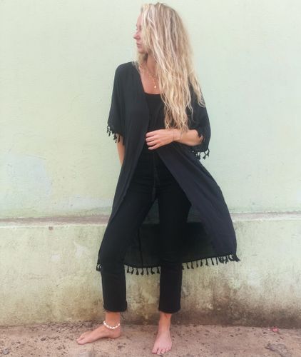 Svart poncho med broderier