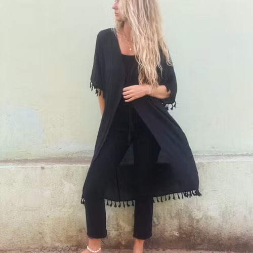 Svart poncho med broderier