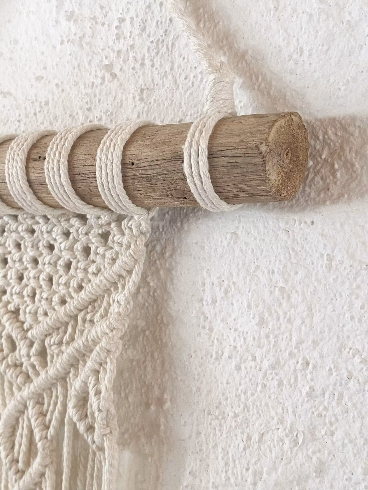 Bonad av drivved och makramé