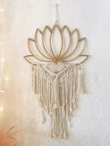 Lotus bonad i bambu och makramé