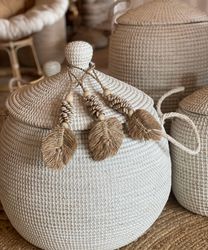 Gardinomfång med cowry snäckor och raffia