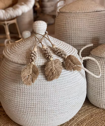 Gardinomfång med cowry snäckor och raffia
