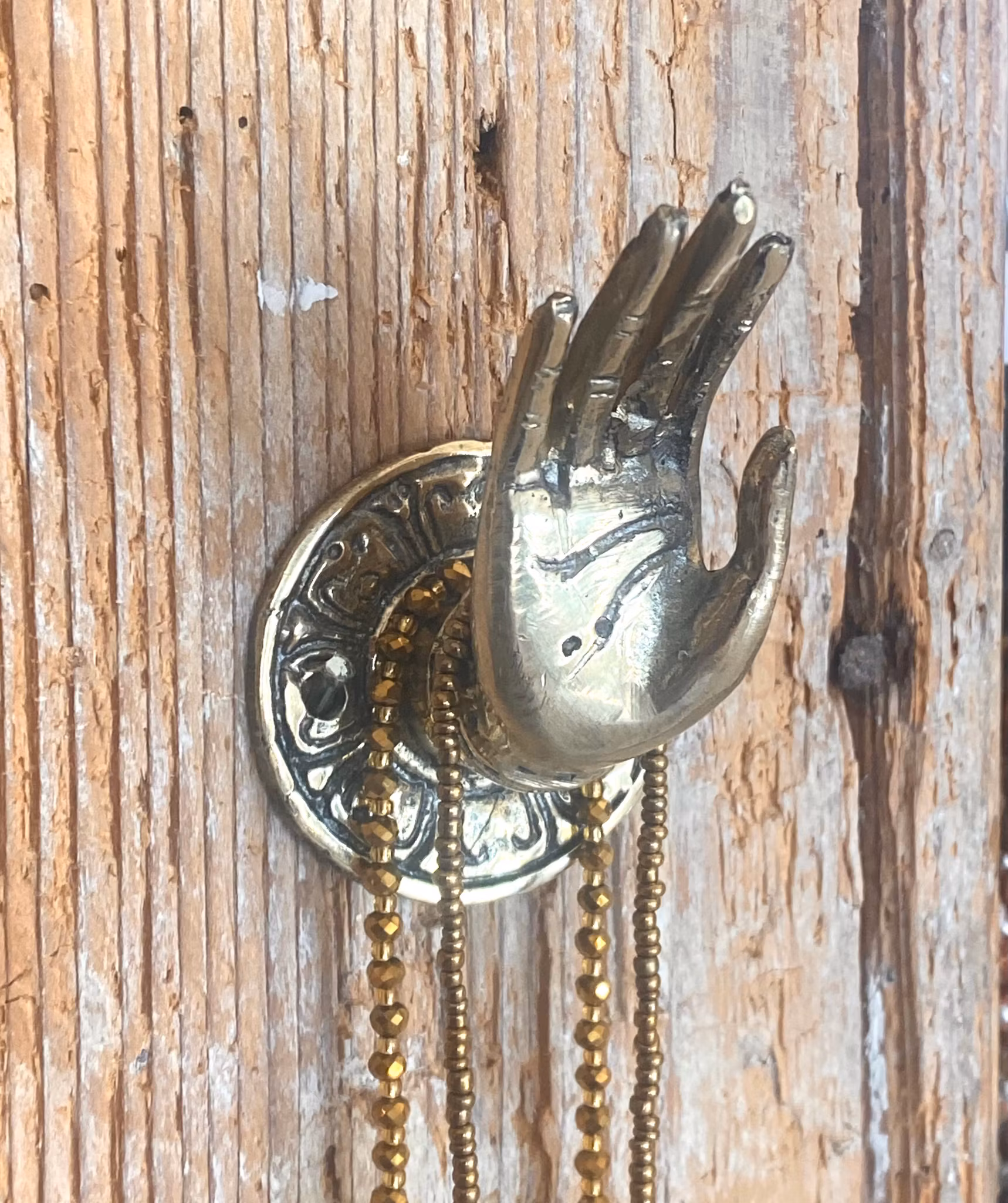 Krok hand i guldfärgad brons