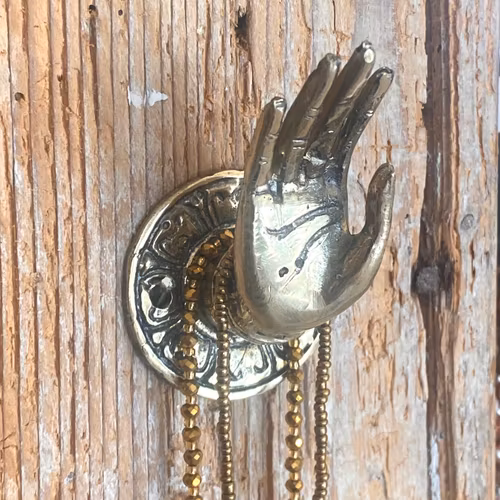 Krok hand i guldfärgad brons