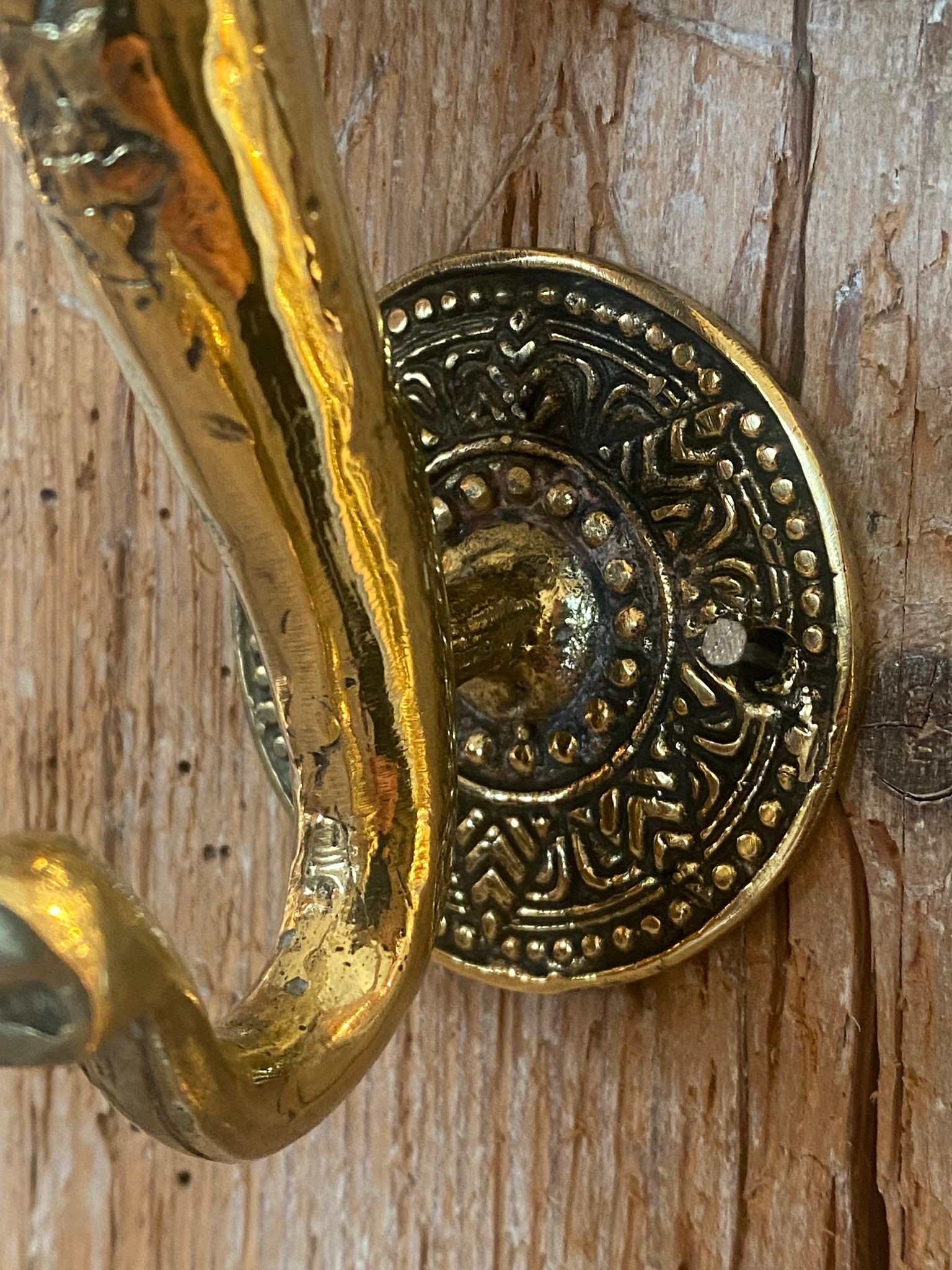 Elefant krok i guldfärgad brons