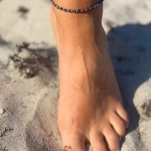 Fotlänk med pärlor av mässing och lapis lazuli