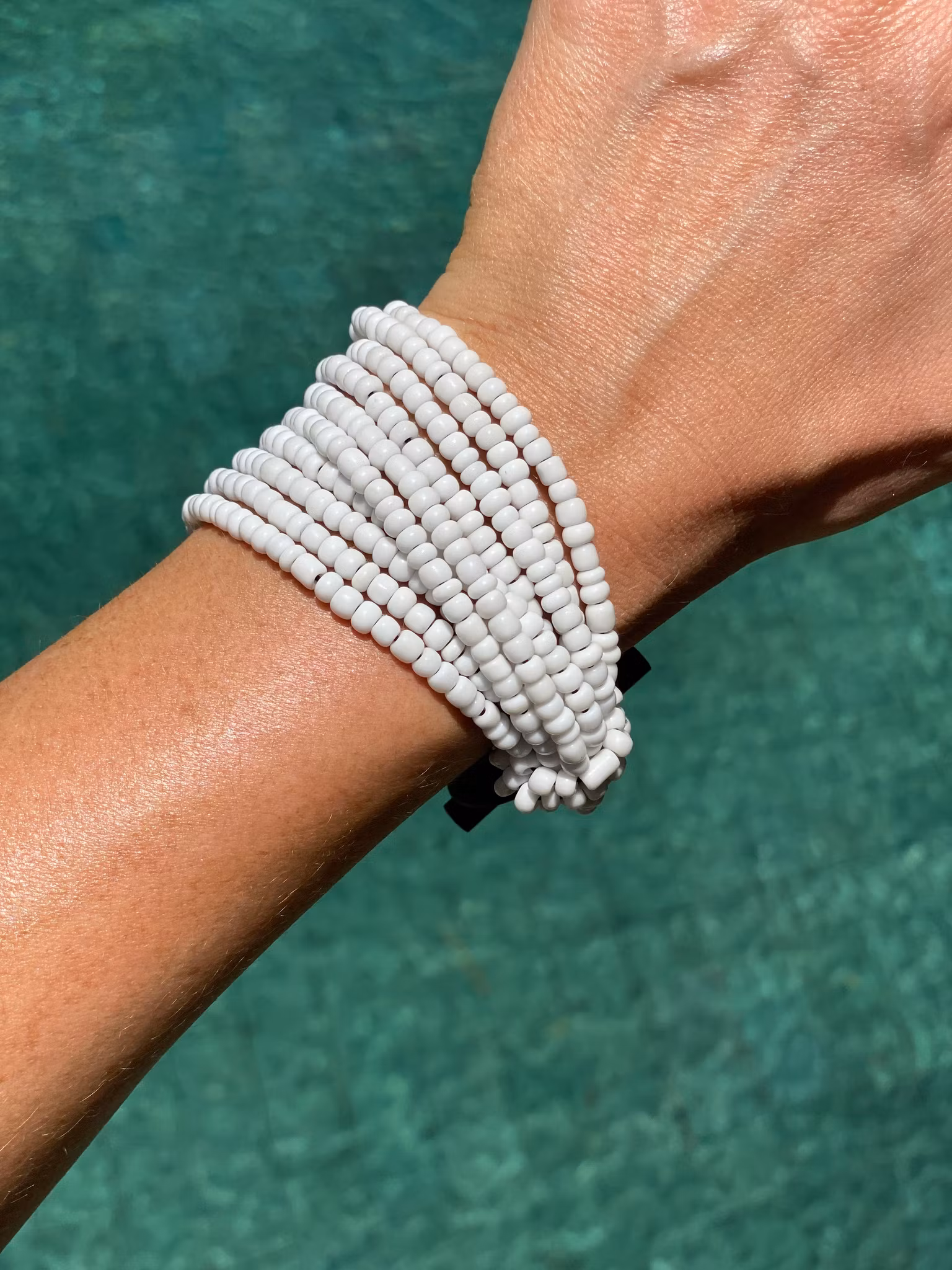 Armband med detalj i trä vit