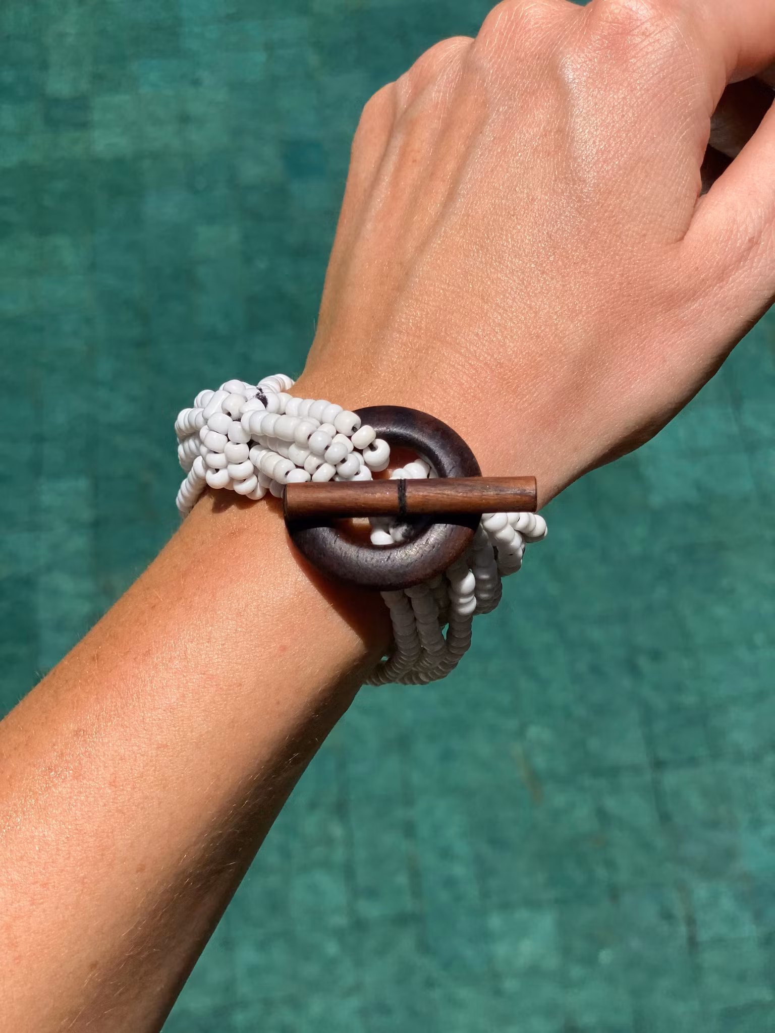 Armband med detalj i trä vit