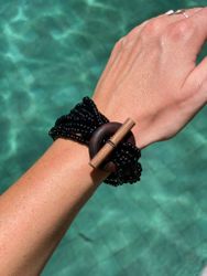 Armband med detalj i trä svart
