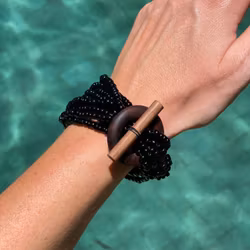 Armband med detalj i trä svart