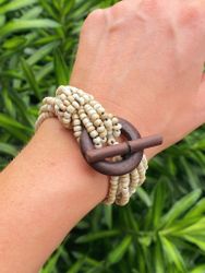 Armband med detalj i trä beige