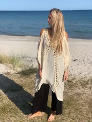 Beige tunika med broderade detaljer