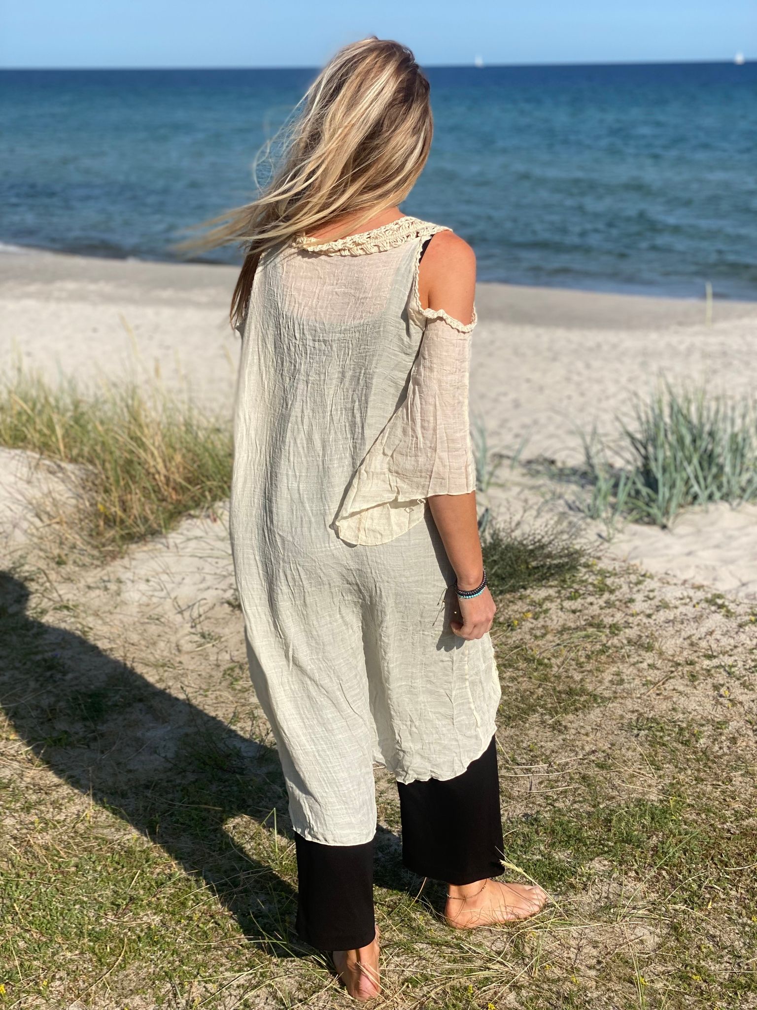 Beige tunika med broderade detaljer