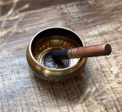 M sjungande skål med Aum