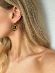 Spiral örhänge i brons med onyx