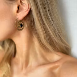 Spiral örhänge i brons med onyx