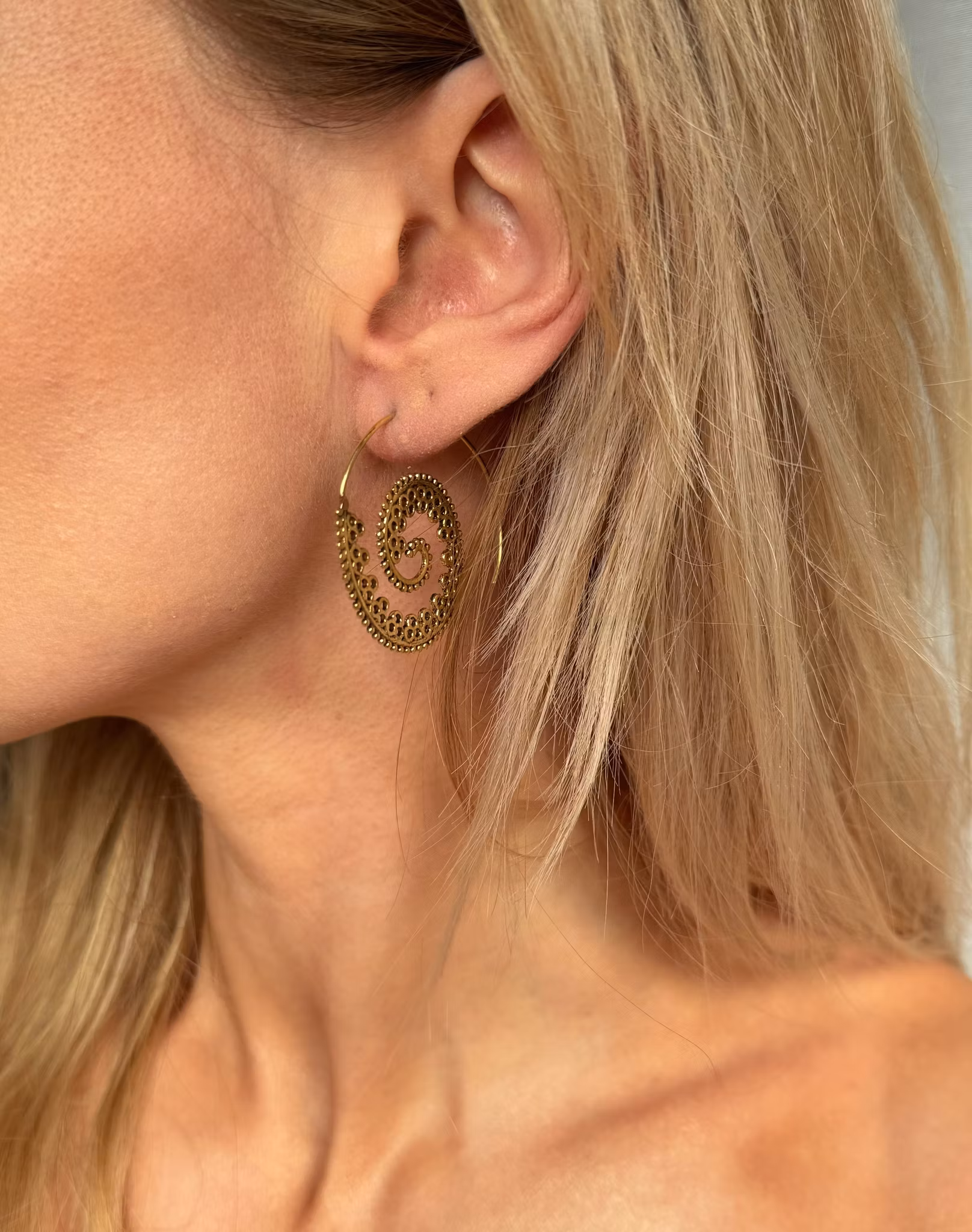Örhänge spiral i brons