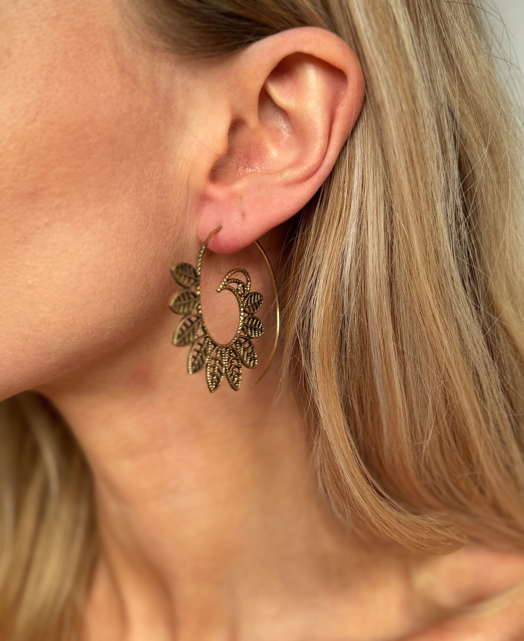 Spiral örhänge i brons med löv