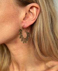Spiral örhänge i brons med löv