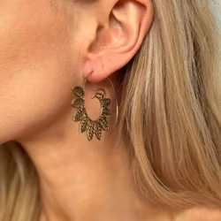 Spiral örhänge i brons med löv