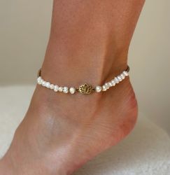 Fotlänk med sötvattenspärlor, mässing och lotus