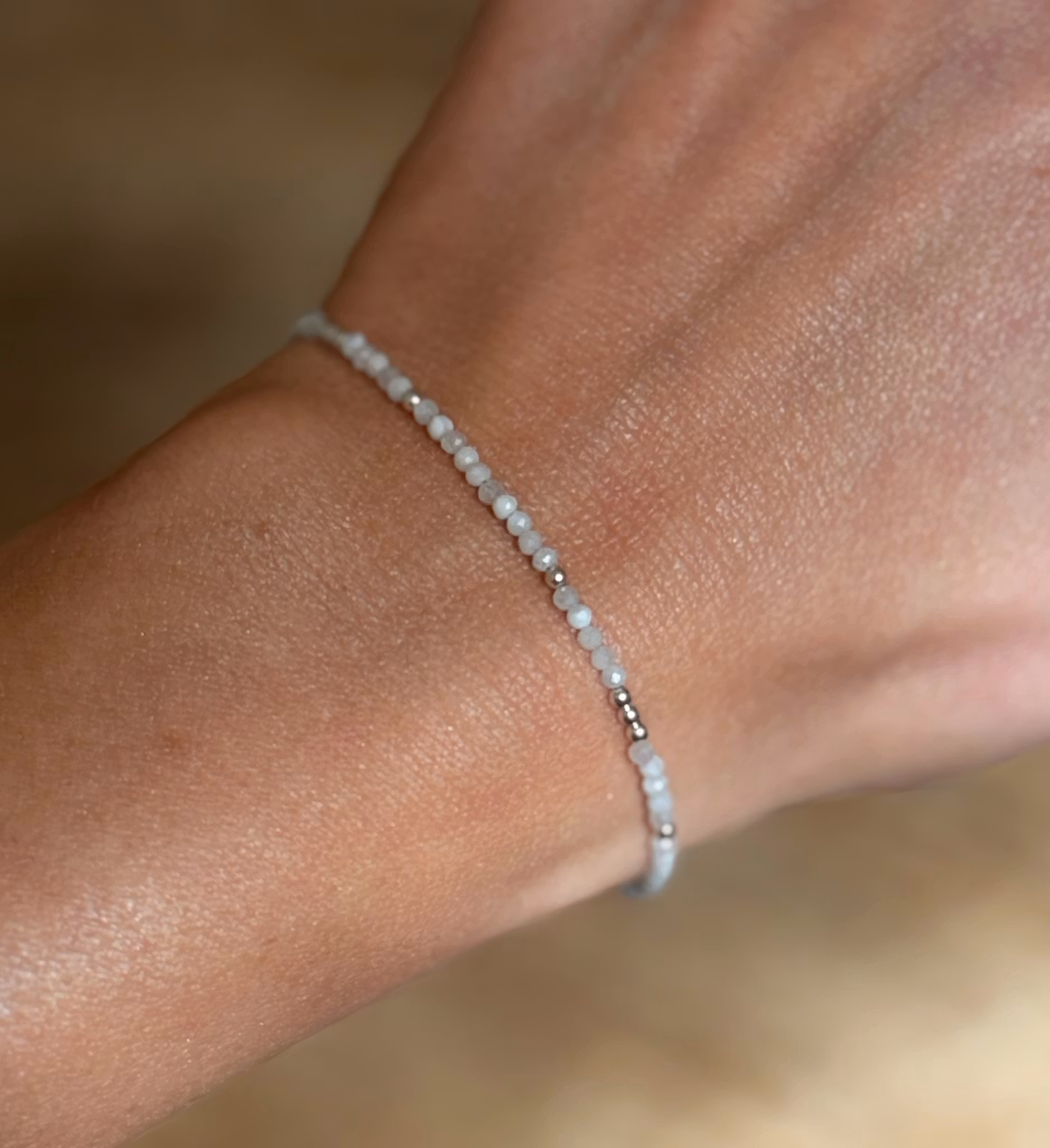 Armband med pärlor av månsten och silver 925