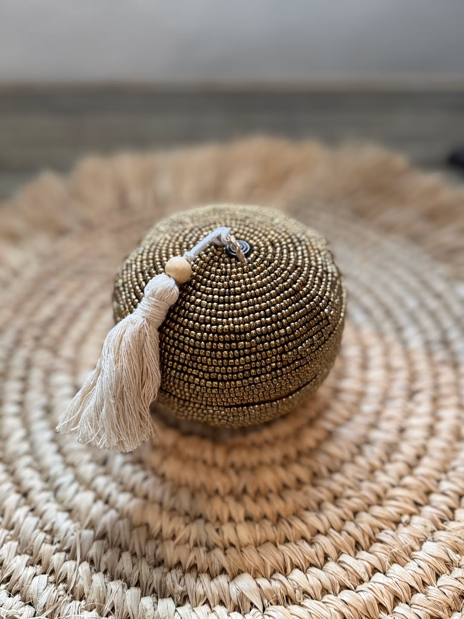 Ask med glaspärlor guld