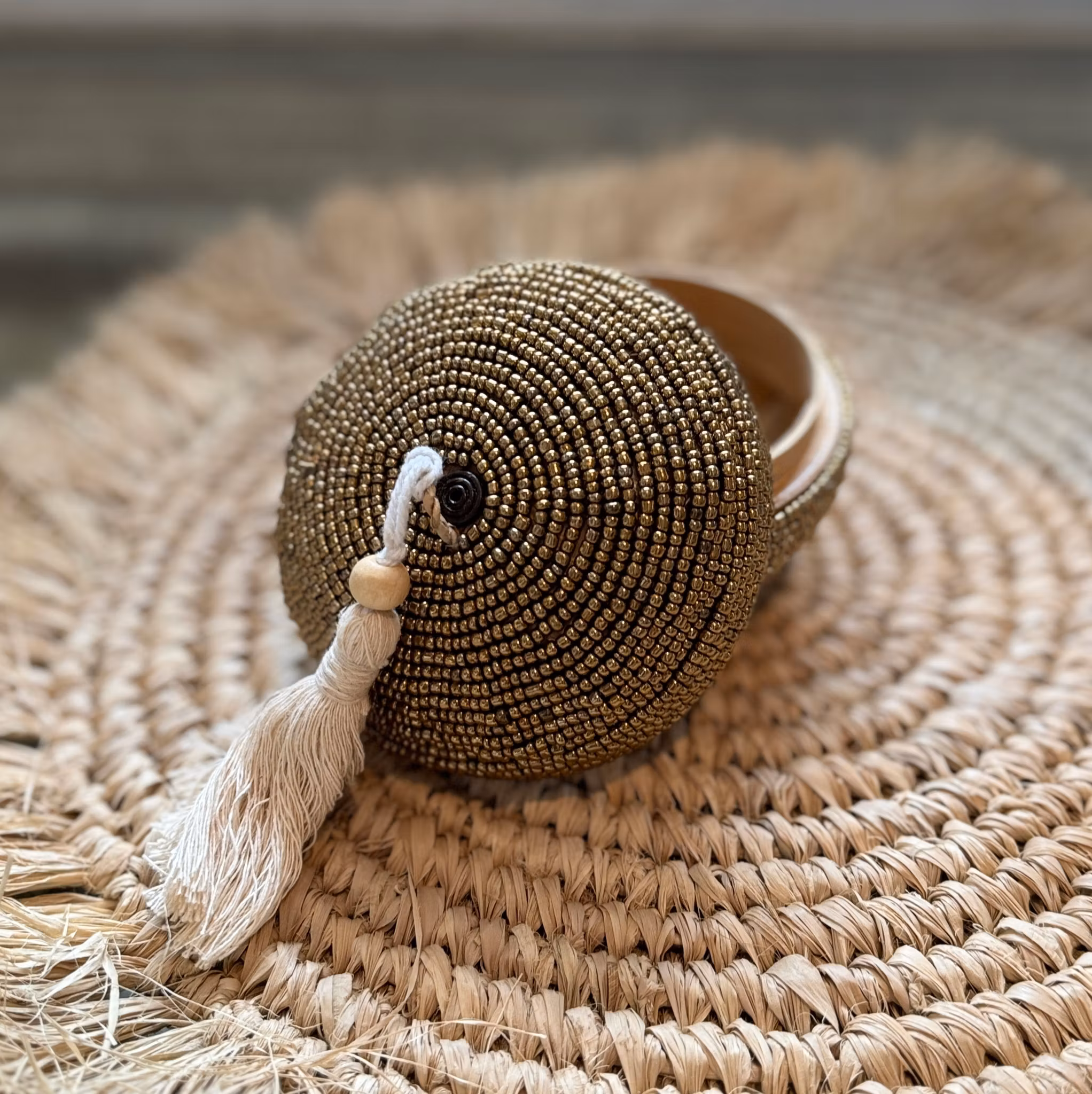 Ask med glaspärlor guld