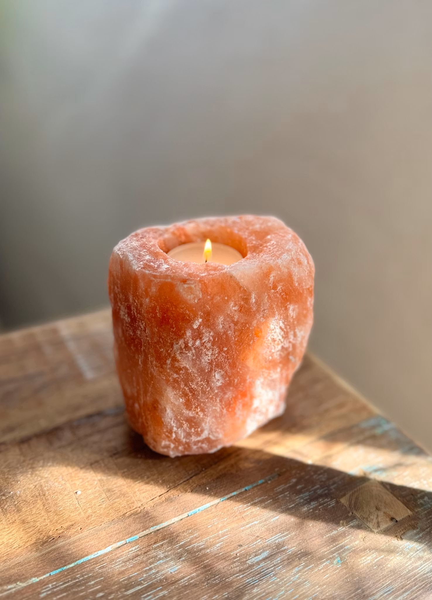 Orange ljuslykta i saltsten från Himalaya