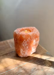 Orange ljuslykta i saltsten från Himalaya