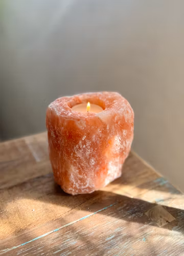 Orange ljuslykta i saltsten från Himalaya