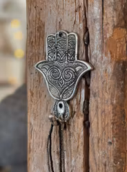 Hamsa hand fatimas hand krok i silverfärgad brons